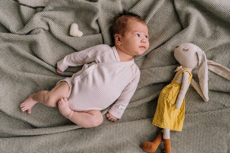 Baby in entspannter Alltagssituation