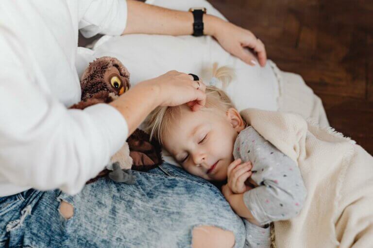Baby wird beim Abhalten liebevoll gehalten
