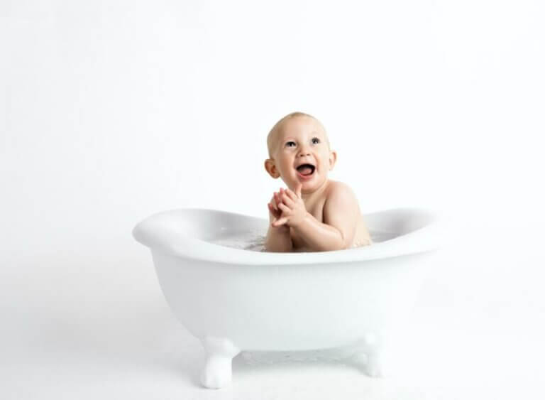 Baby beim Baden – sanfte Reinigung schützt die empfindliche Haut im Windelbereich