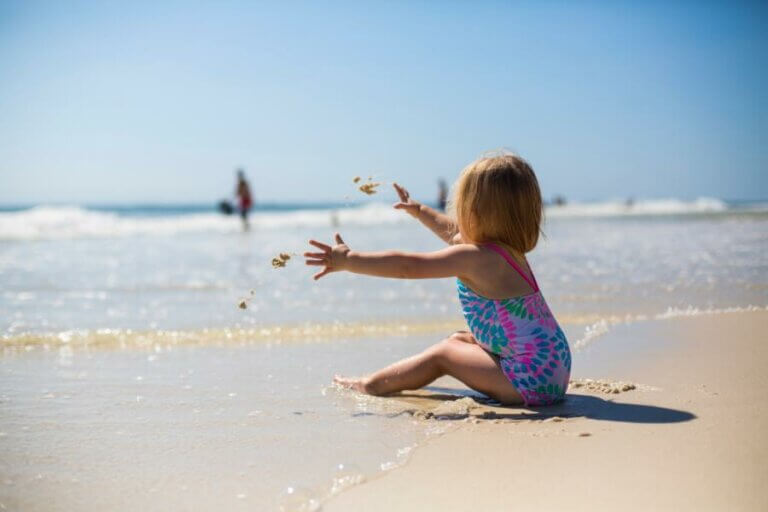 Baby am Strand im Familienalltag