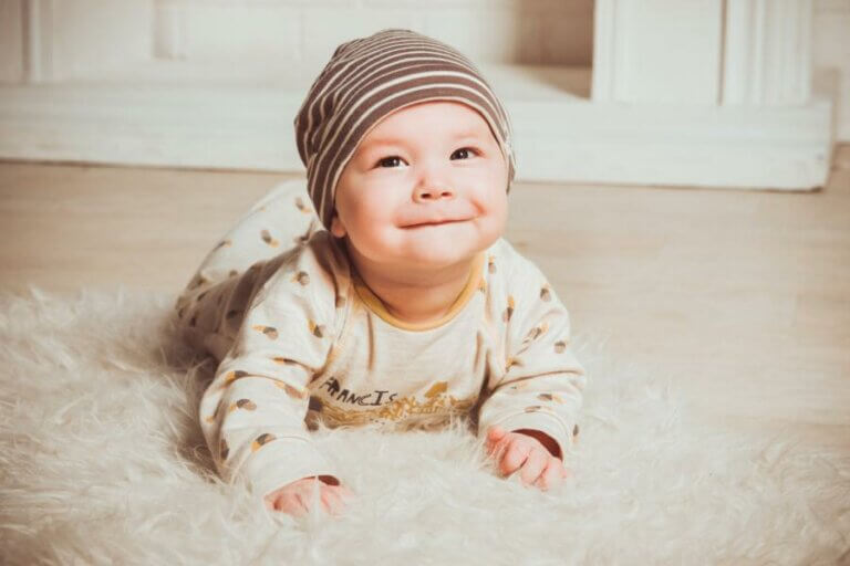 Mobiles Baby beim Krabbeln – Windelfrei verändert sich mit mehr Bewegung