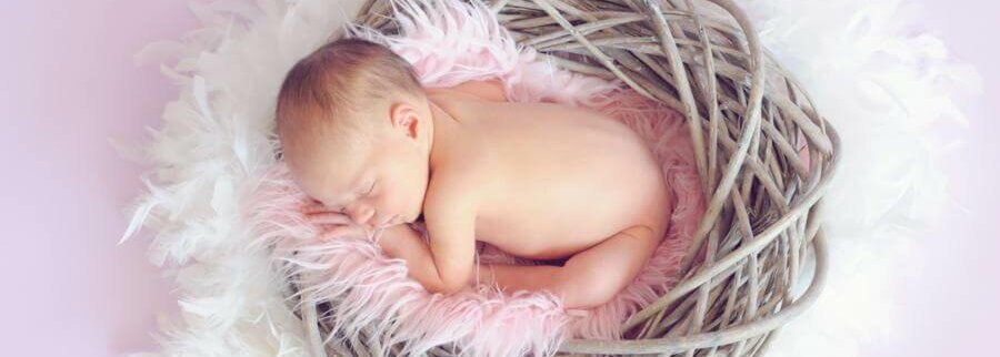 Baby in ruhiger Umgebung – Zellstoff ist ein wichtiger Bestandteil vieler Einwegwindeln
