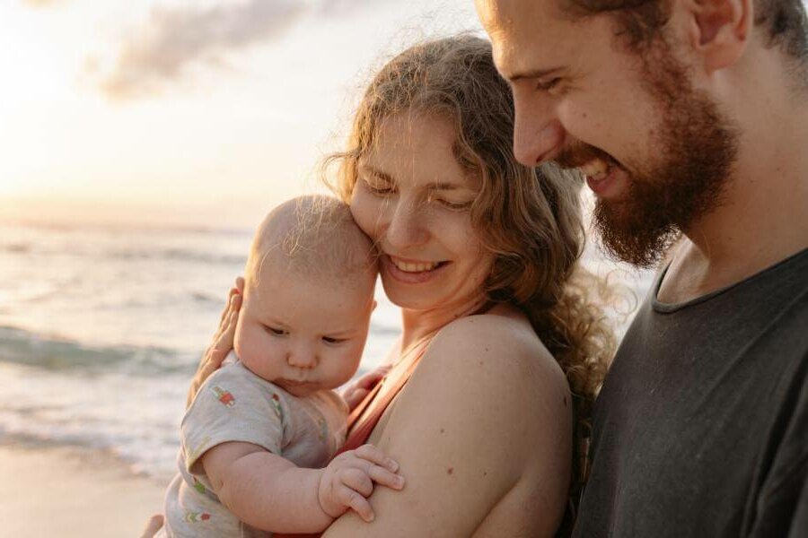 Familie mit Kind im Windelfrei Alltag