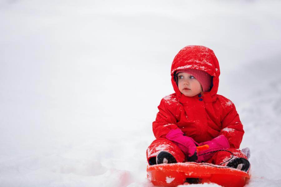 Baby in warmer Kleidung im Winter – praktisch für Windelfrei und Abhalten