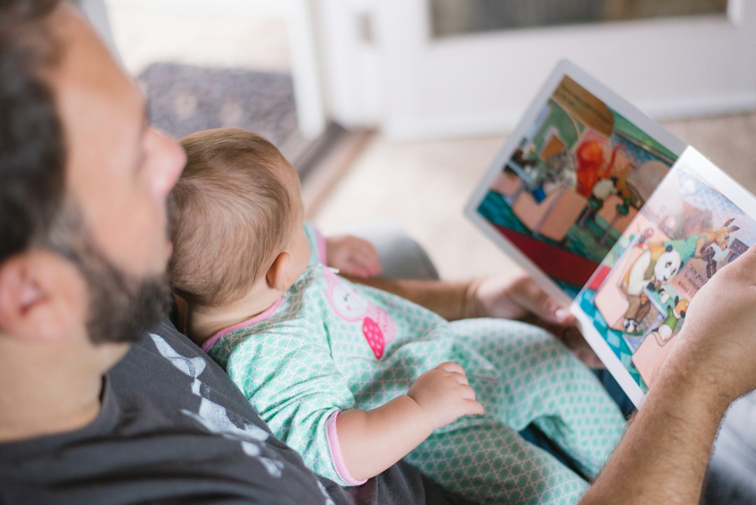 Erwachsener liest mit einem Kind als Motiv zu Büchern über Windelfrei und Abhalten