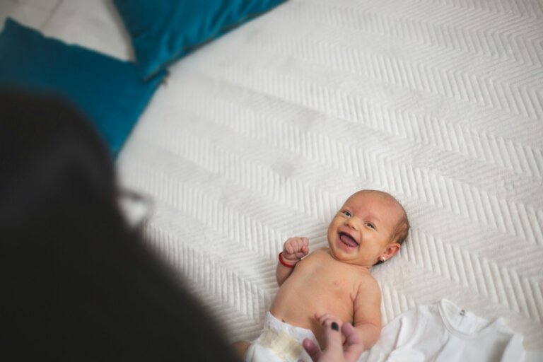 Baby auf heller Unterlage als neutrales Motiv zum Thema gereizte Haut im Windelbereich