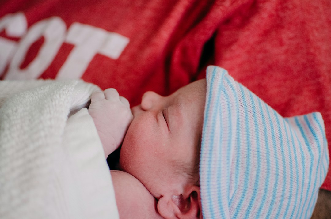 Ruhendes Neugeborenes als neutrales Motiv zum Thema Verdauung und Verstopfung beim Baby
