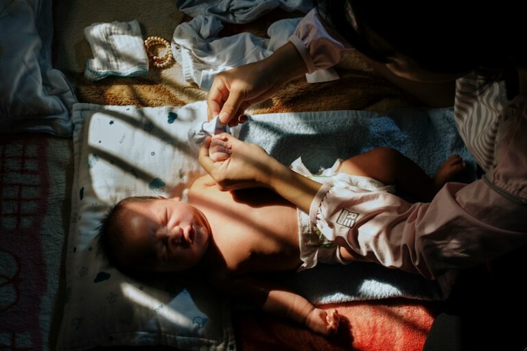 Familie mit Baby am Morgen im warmen Tageslicht