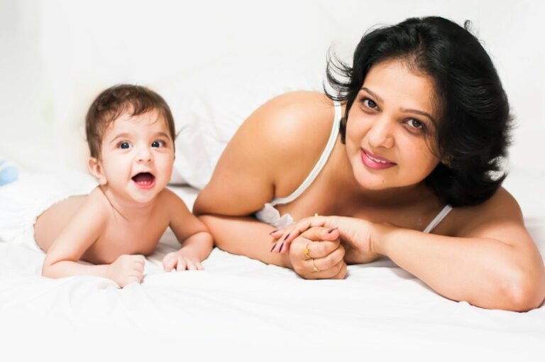 Mutter und Baby in einer ruhigen Alltagssituation zuhause