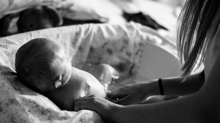 Elternteil hält ein Baby zuhause – Windel und Windelfrei lassen sich flexibel kombinieren