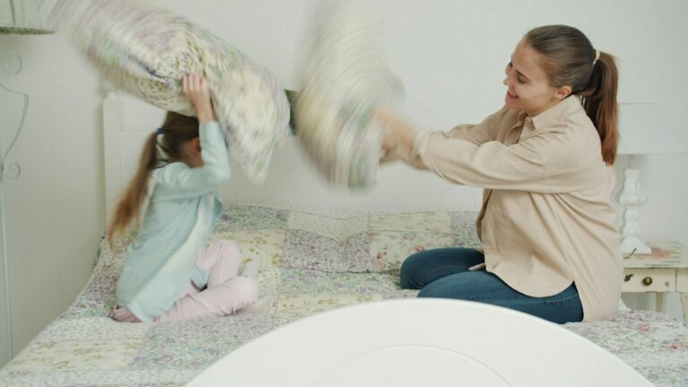 Mutter und Kind spielen am Abend gemeinsam zuhause