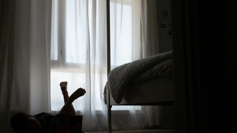 Mutter und Kind bei einer ruhigen Abendroutine im Schlafzimmer