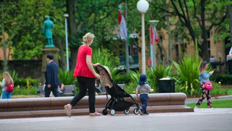 Mutter und Kleinkind gemeinsam bei einem Spaziergang im Park