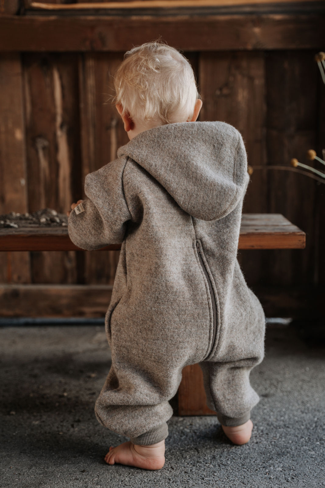 Kind im Wollwalk Overall von Mata Origin