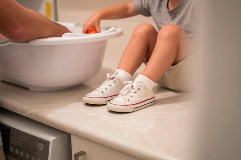 Kleinkind in einer Alltagssituation mit kleinem Kindertöpfchen als Reisehilfe