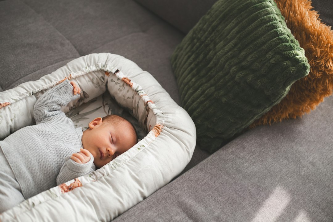 Junges Baby in weicher Kleidung – Symbolbild für Abhaltewindel aus Wolle und Windelfrei mit Naturmaterialien