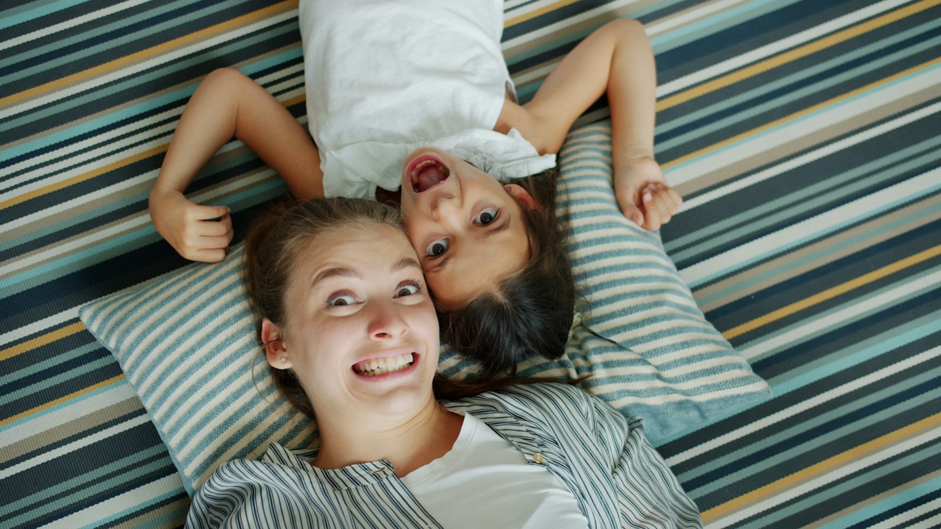 Mutter und Kind zuhause in entspannter Alltagssituation als Symbol für Trockenwerden ohne Druck