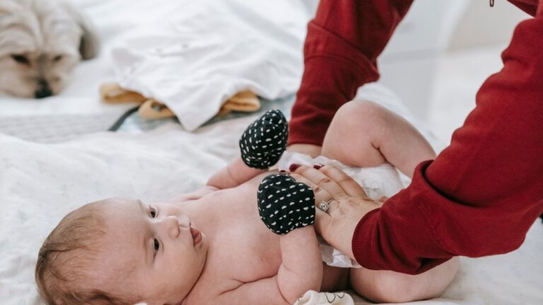 Elternteil wechselt ein Baby zuhause als praktische Backup Situation