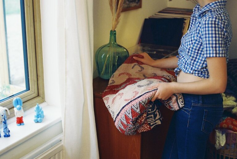 Textilien und Kleidung zuhause als Symbol für praktische Wechselkleidung bei Windelfrei