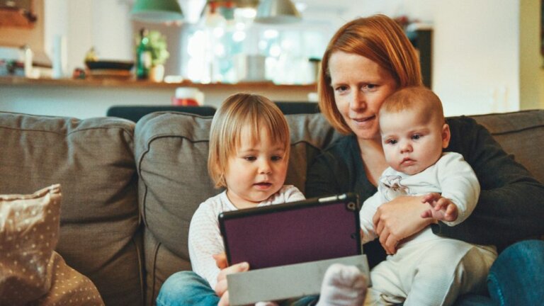 Familien verbringen gemeinsam Zeit bei Freunden zuhause