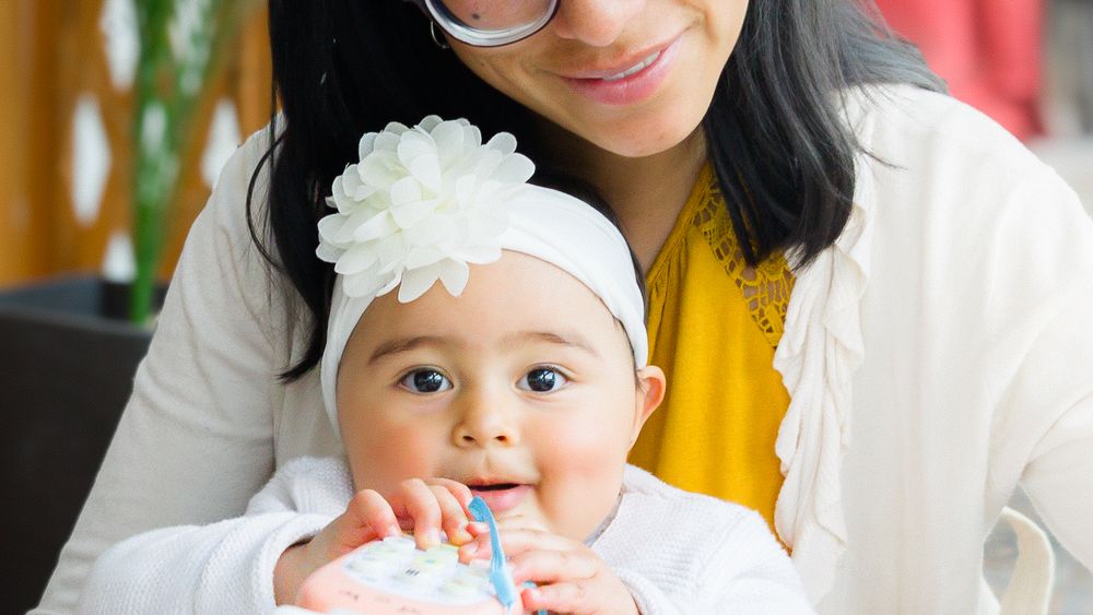 Mutter und Baby gemeinsam in einem Café