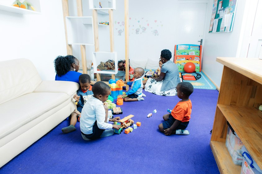 Kinder spielen gemeinsam in einer hellen Kita Umgebung