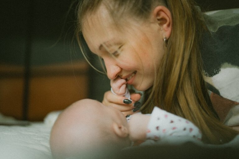 Mutter mit Baby in einer ruhigen Abend und Nachtsituation zuhause
